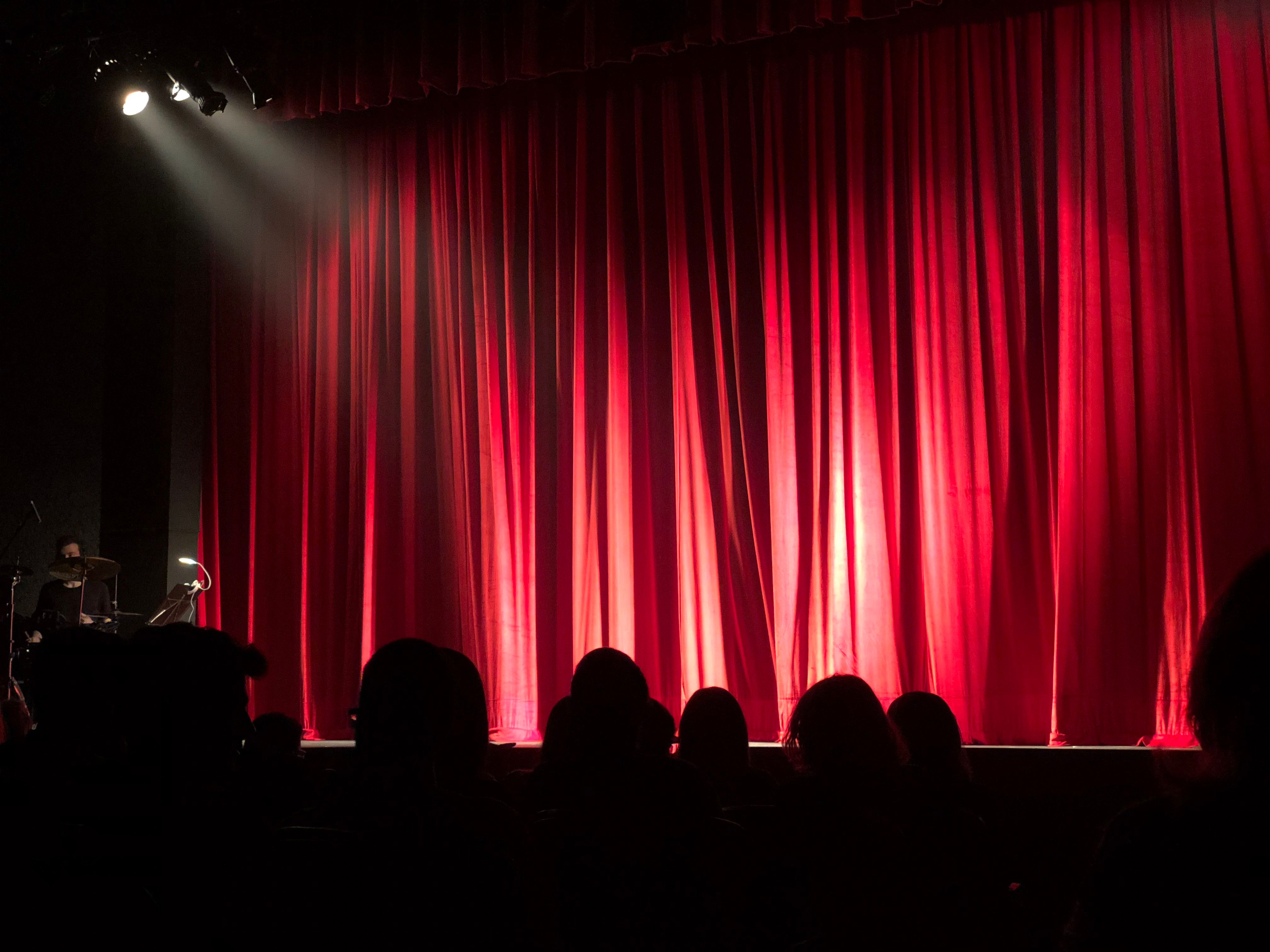 theaters prioritize silent (fanless) operation los cines priorizan el funcionamiento silencioso (sin ventilador)