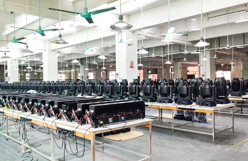 La fábrica de Leahua Lighting exhibe la producción de equipos de iluminación escénica